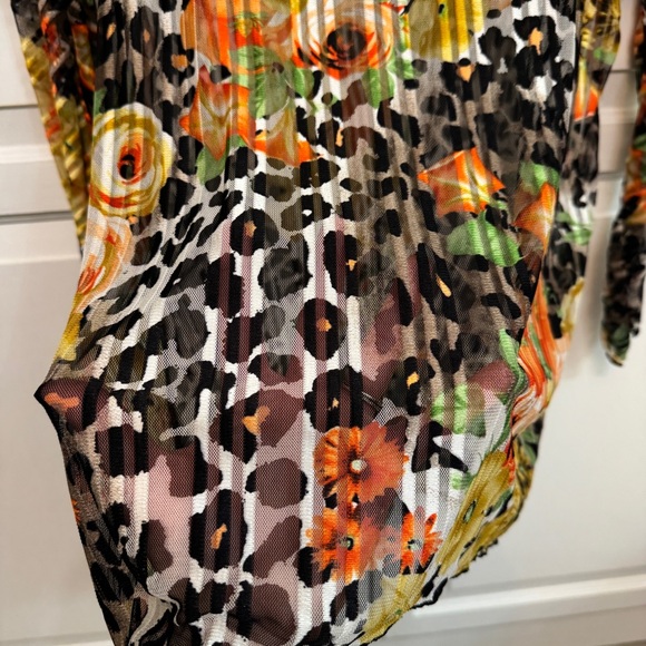 Kaktus Vibrant Floral Sheer and Leopard Long Sleeve Top. Size M. - Picture 3 of 5